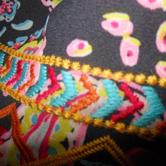 Brand new Emily Wonder Embroidered Boutique Tunic - Picture 6 of 8